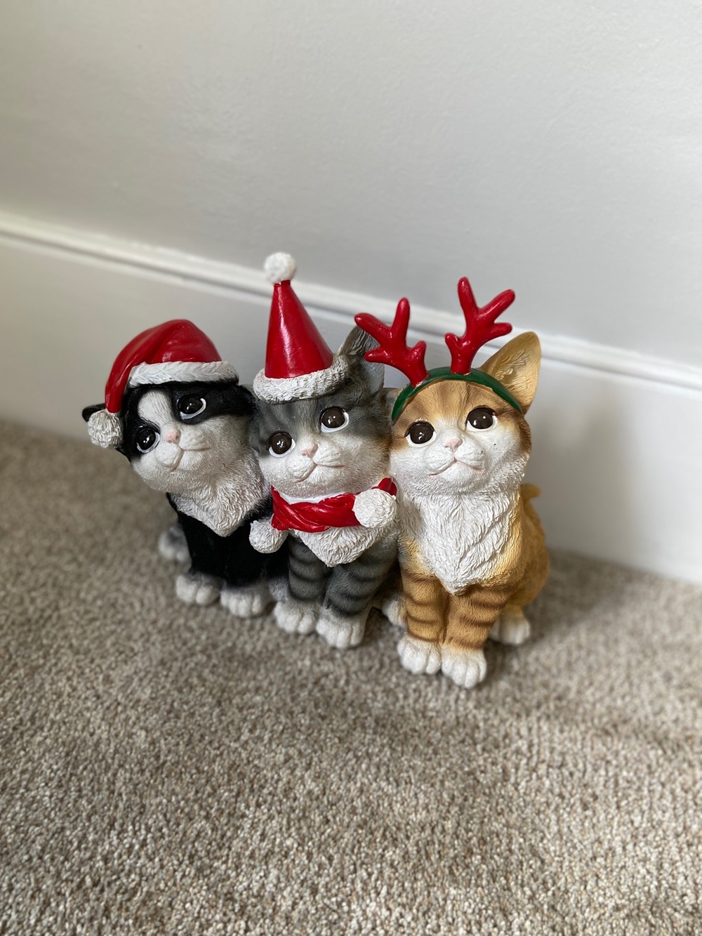 NWOT Christmas Holiday Cat Trio Resin Statue Decor TJ Maxx - Picture 4 of 15
